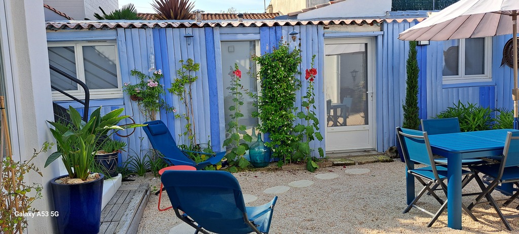 courtyard with the small studio for storage (closed during the exchange)