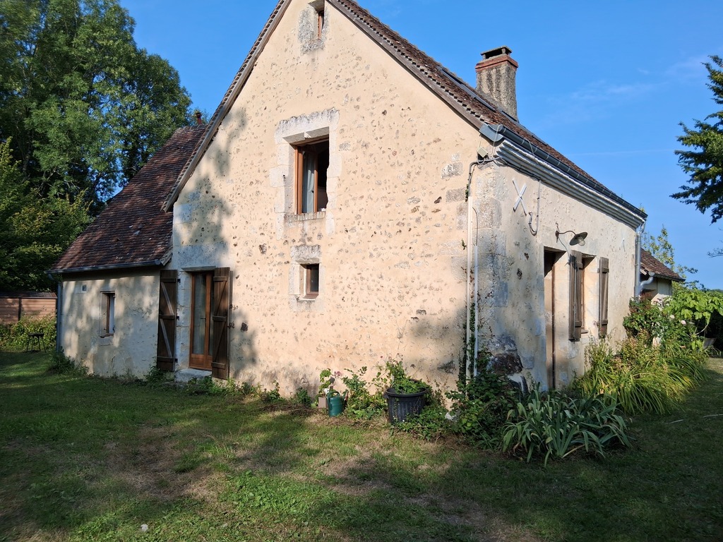 the wiew of the house from the little road