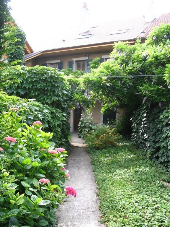 Jardin devant et entrée