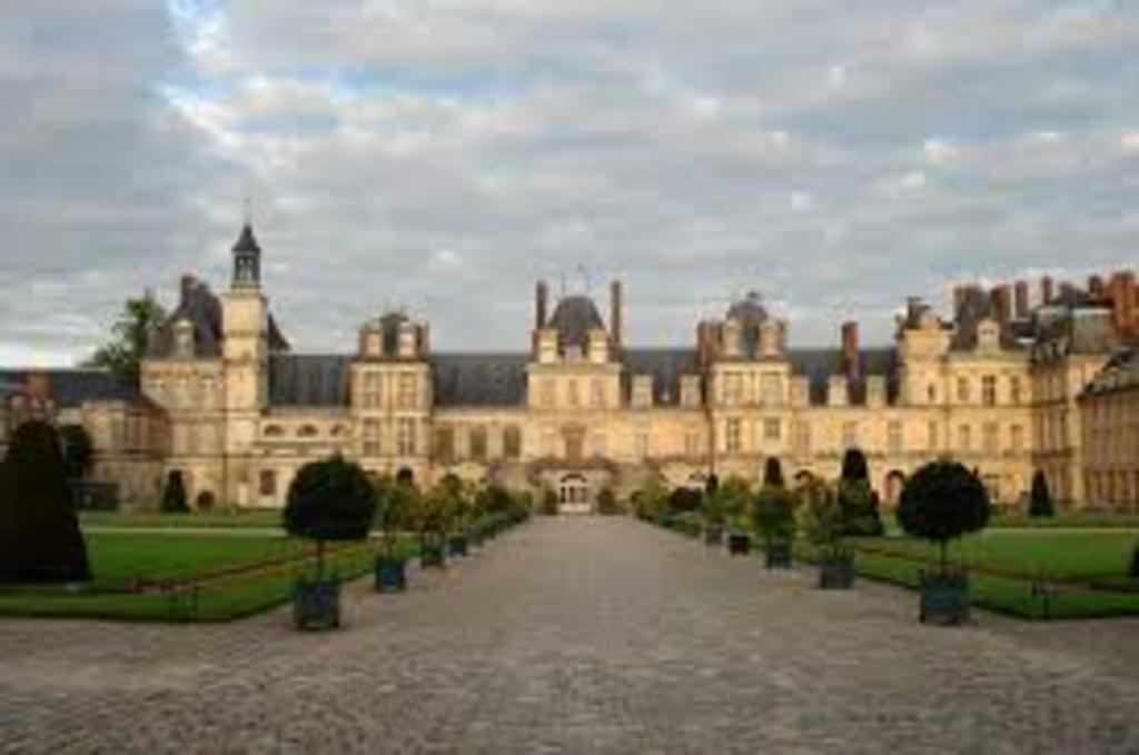 Castle of Fontainebleau - 20 km