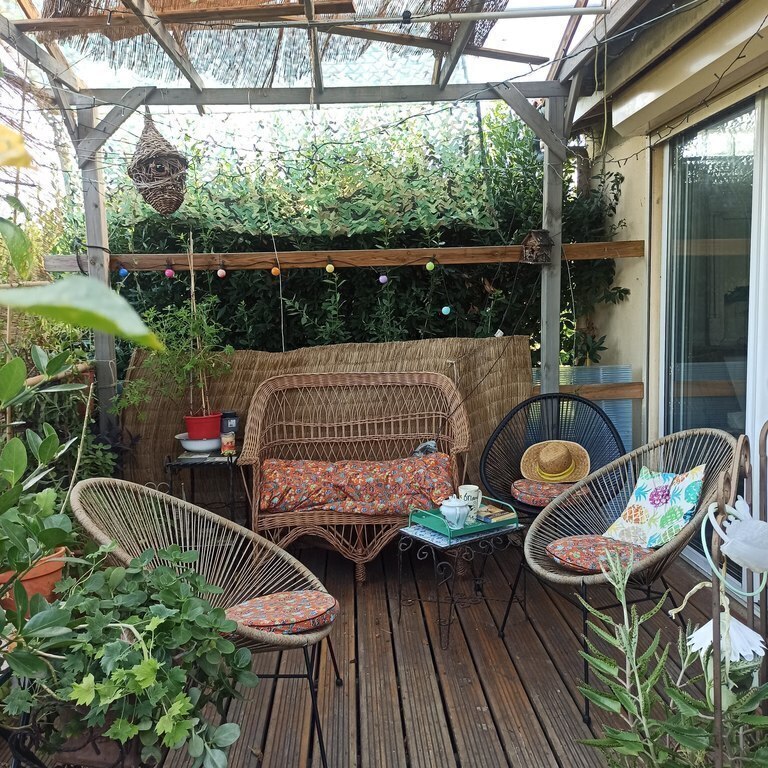 the terrace opened on the garden, very pleasant when the weather is hot 