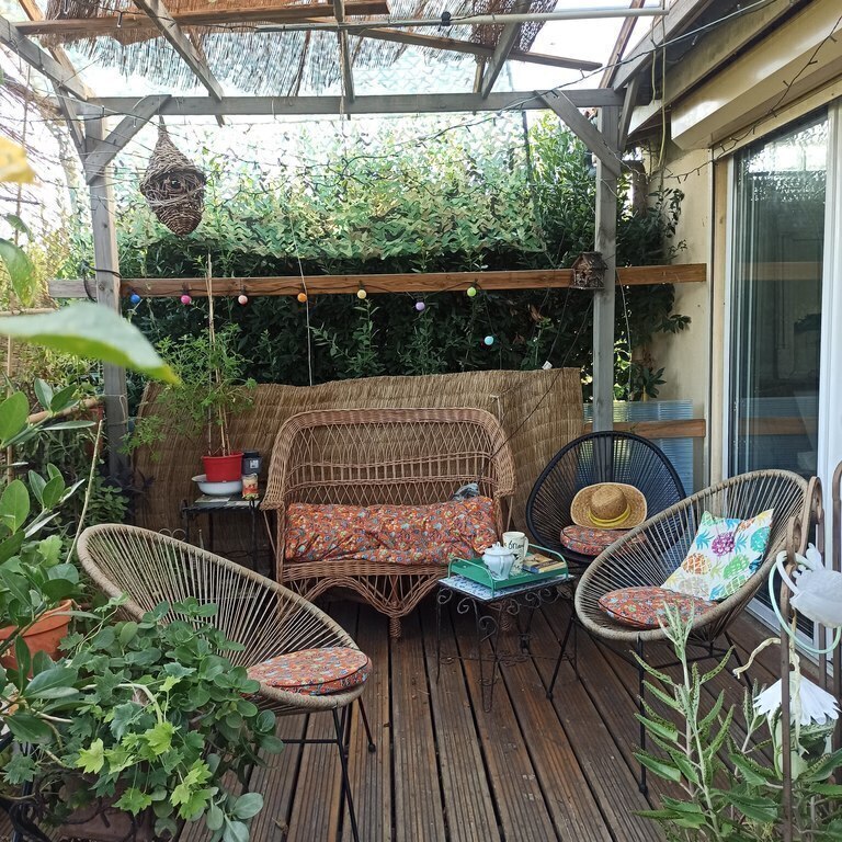 the terrace opened on the garden, very pleasant when the weather is hot 