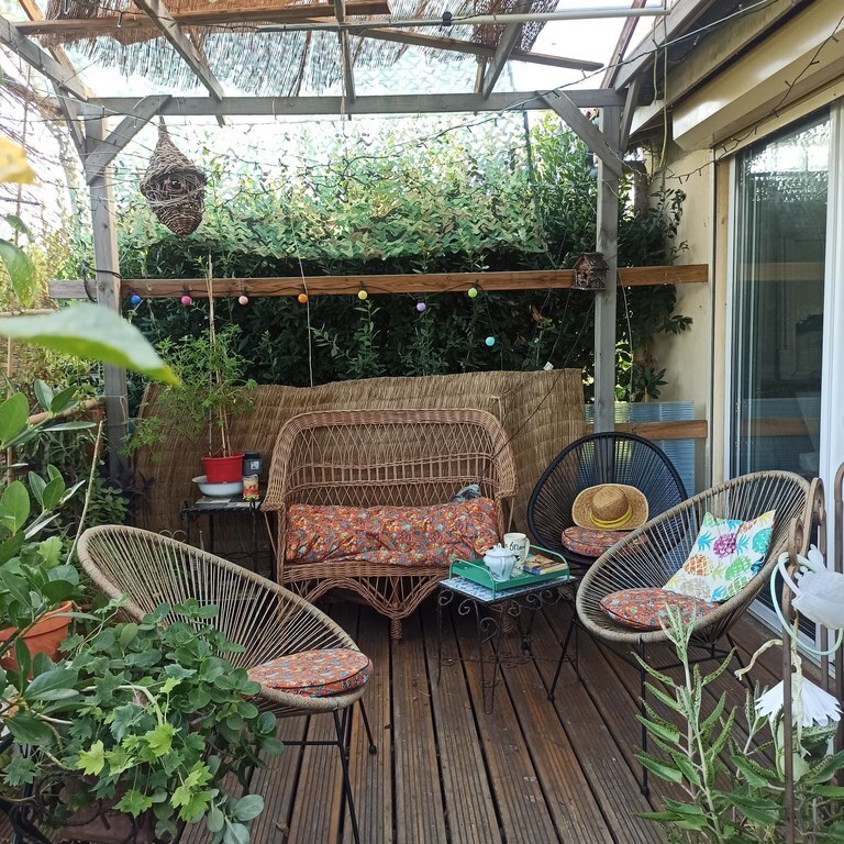 the terrace opened on the garden, very pleasant when the weather is hot 