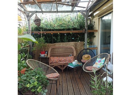 the terrace opened on the garden, very pleasant when the weather is hot 