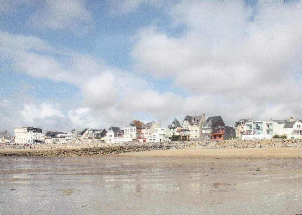 Photo à marée basse sur la digue et les résidences d'Agon Coutainville (photo S Vayer)