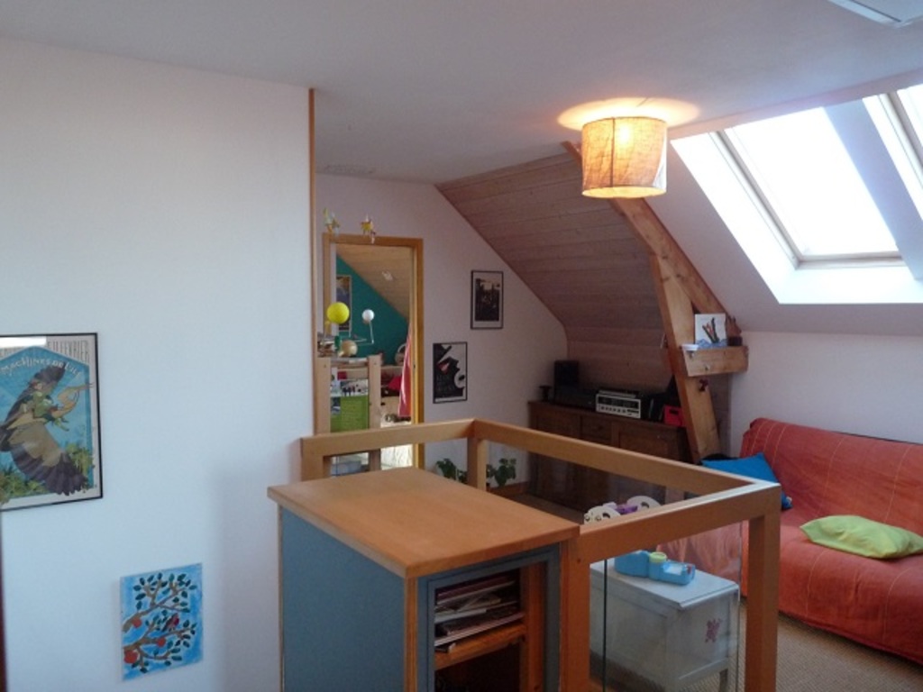 Etage , coin BD , espace musique... (vues depuis chambre Sacha)