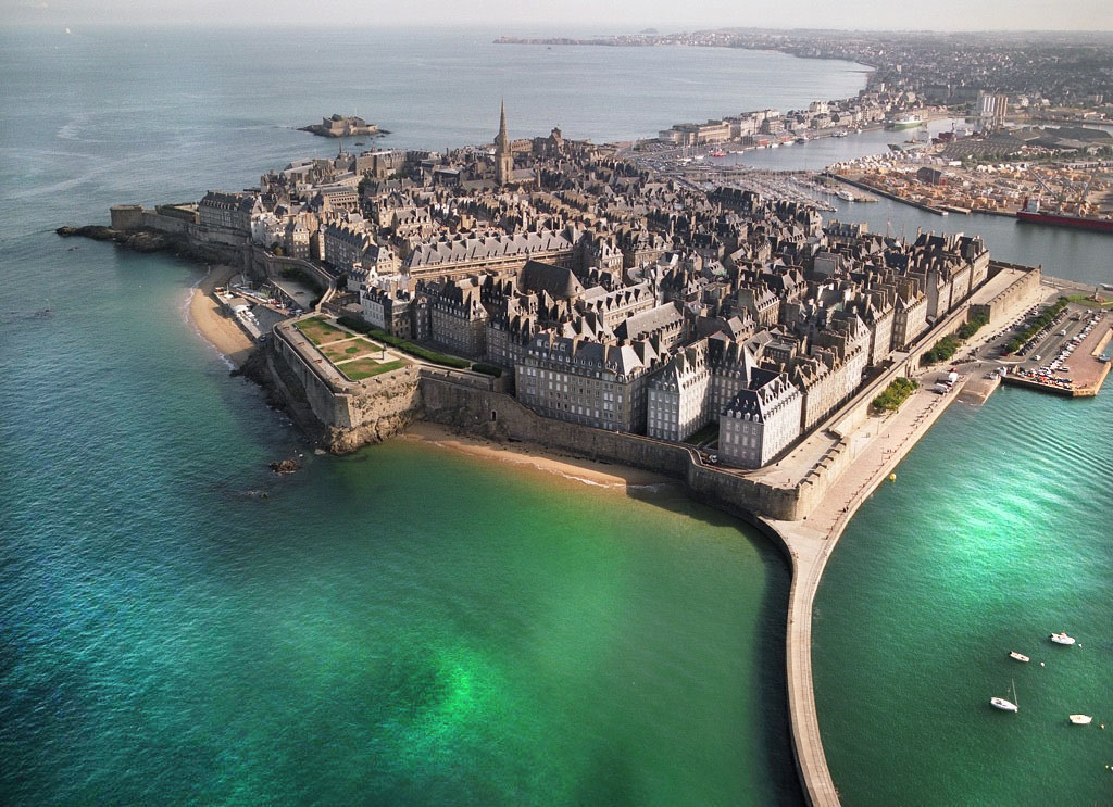 The walled city: Saint Malo (one hour with the car)