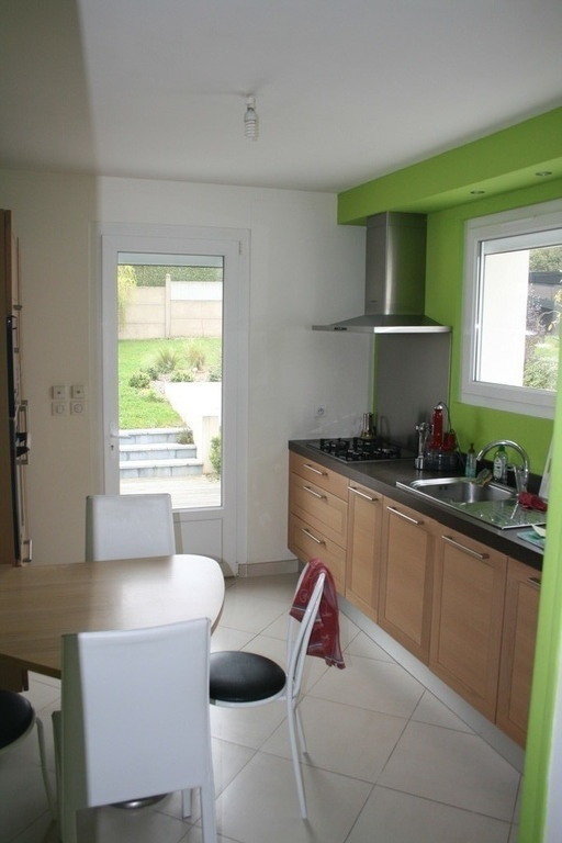 The kitchen with a preview on the garden