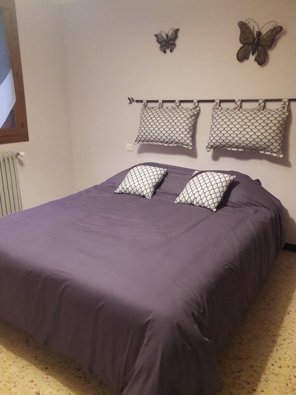  Bedroom 1:King size bed