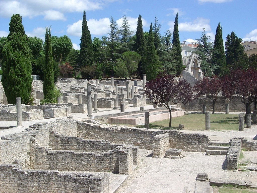 Vaison la Romaine (7km)