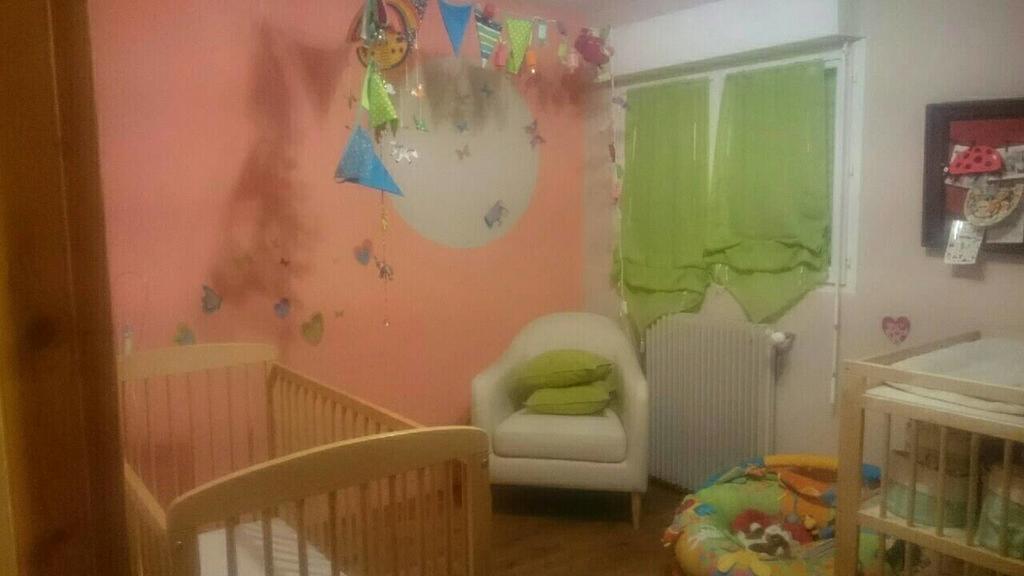 Chambre:lit bébé et/ou 2 couchages dans un canapé convertible/Zimmer mit einem Kinderbett und/oder 2 Betten in einem Schlafsofa