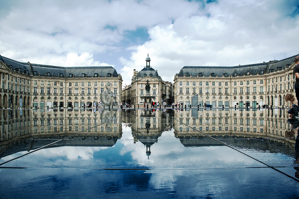 La place de la Bourse se reflétant dans le miroir d'eau / Der Place de la Bourse, der im Wasserspiegel sich reflektiert
