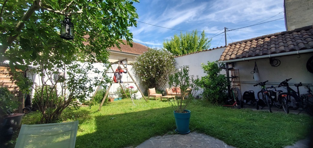 Le jardin avec un héros masqué. Par contre depuis on a enlevé la balançoire.
