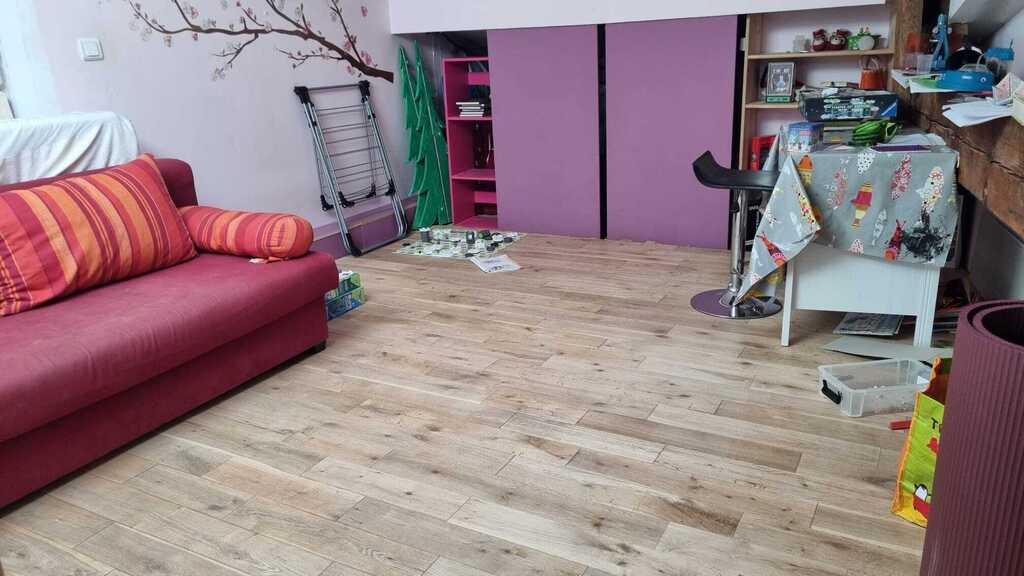 Future chambre à l'étage. Pas tout à fait finie mais utilisable !