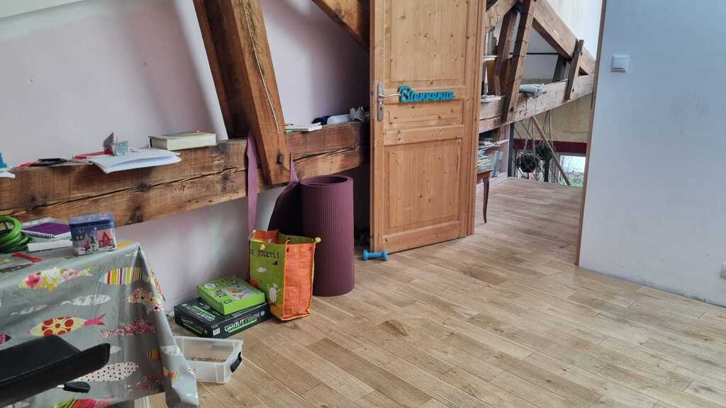 Future chambre à l'étage. Pas tout à fait finie mais utilisable !