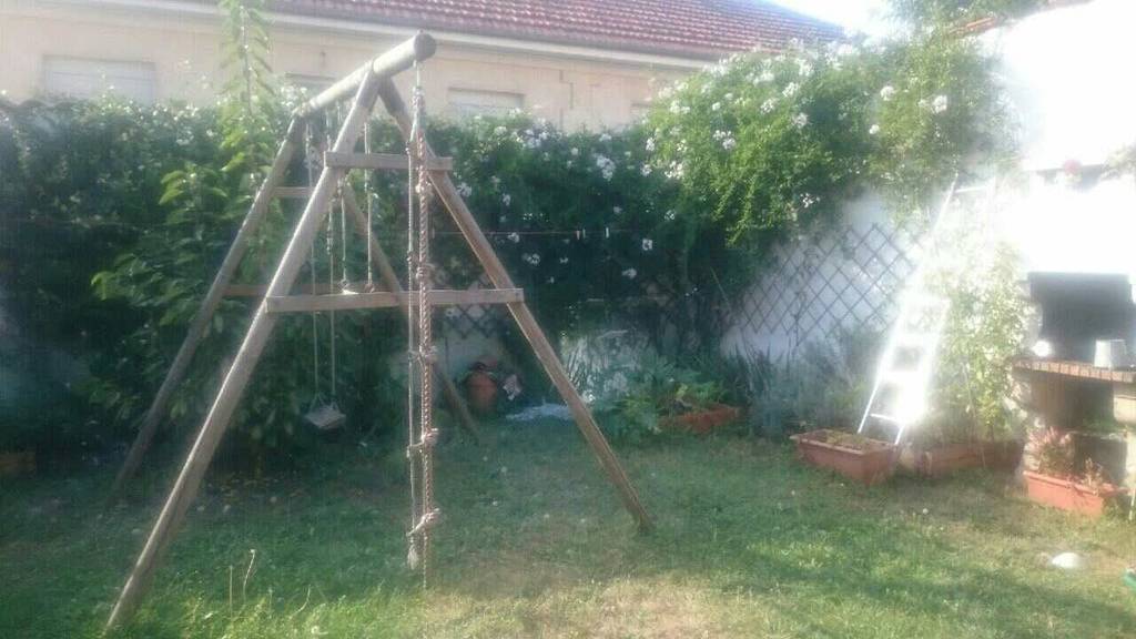 Le jardin avec une balançoire et le barbecue / Der Garten mit einer Schaukel und Grill
