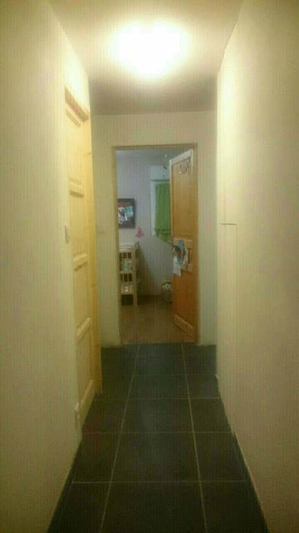 Couloir desservant les 2 chambres, les WC et la salle de bain/Korridor führt zum 2 Schlafzimmer, WC und Badezimmer