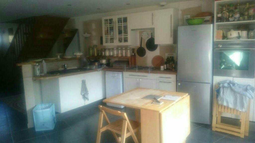 Pièce principale, cuisine. / Hauptraum, Küche.