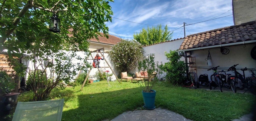 Le jardin avec un héros masqué. Par contre depuis on a enlevé la balançoire.