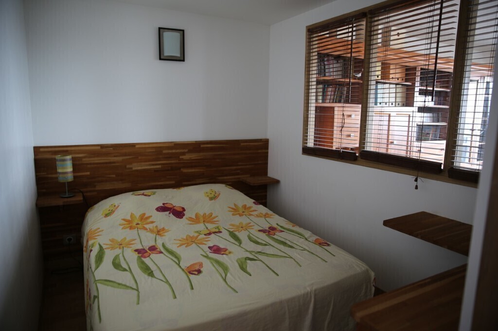 Chambre des parents vue sur salon .