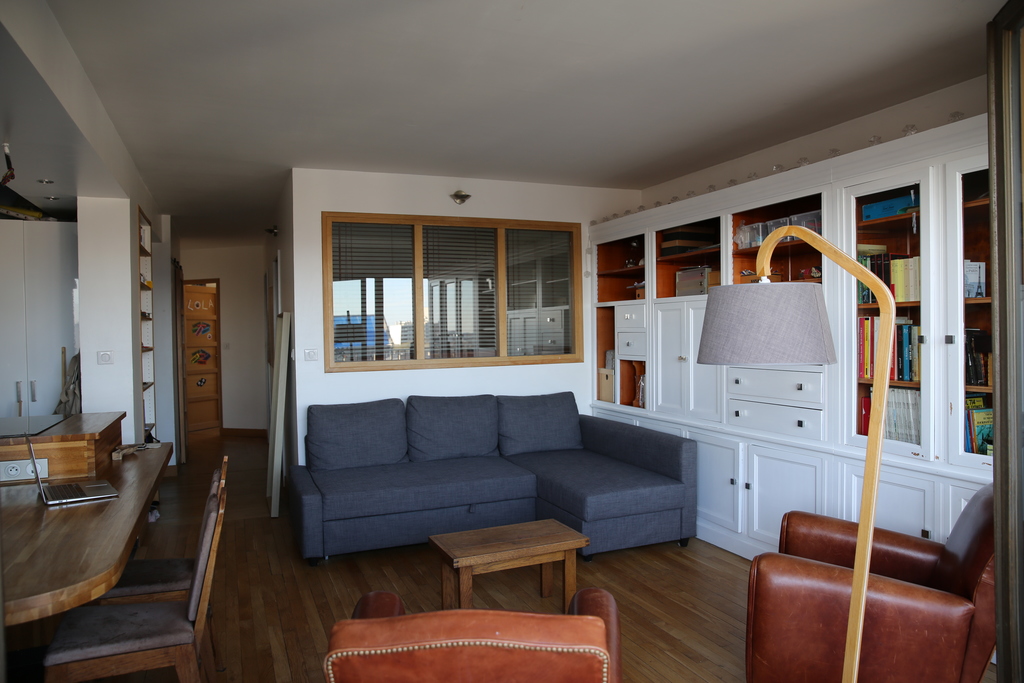 Salon et couloir accès  aux chambres