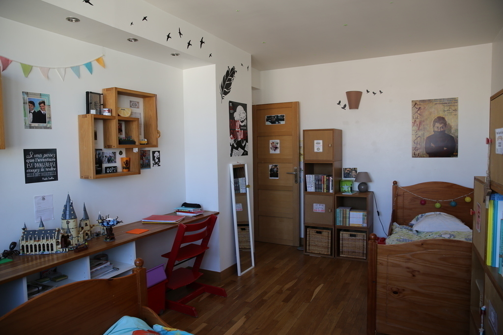 Chambre des garçons avec deux lits d'enfants.