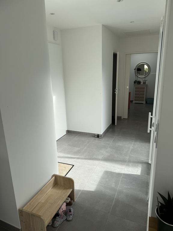 Entrance seperating the bedrooms and living room