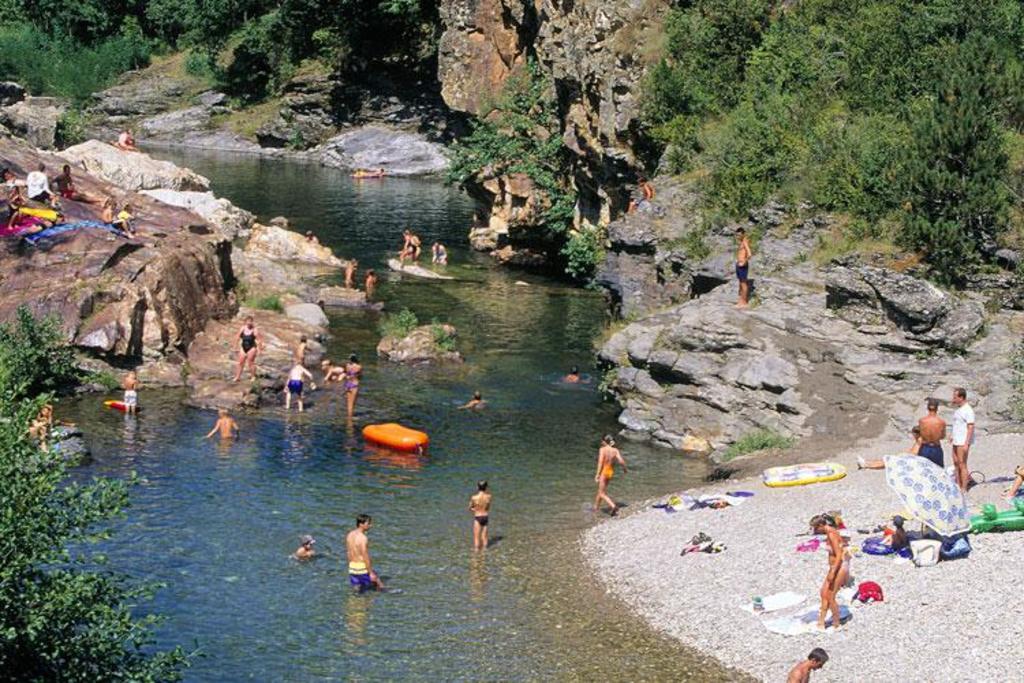 la rivière à 1/2 heure de la maison en voiture