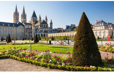 Caen town hall 5 minutes by car, 15 by bus or on bike