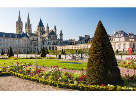 Caen town hall 5 minutes by car, 15 by bus or on bike