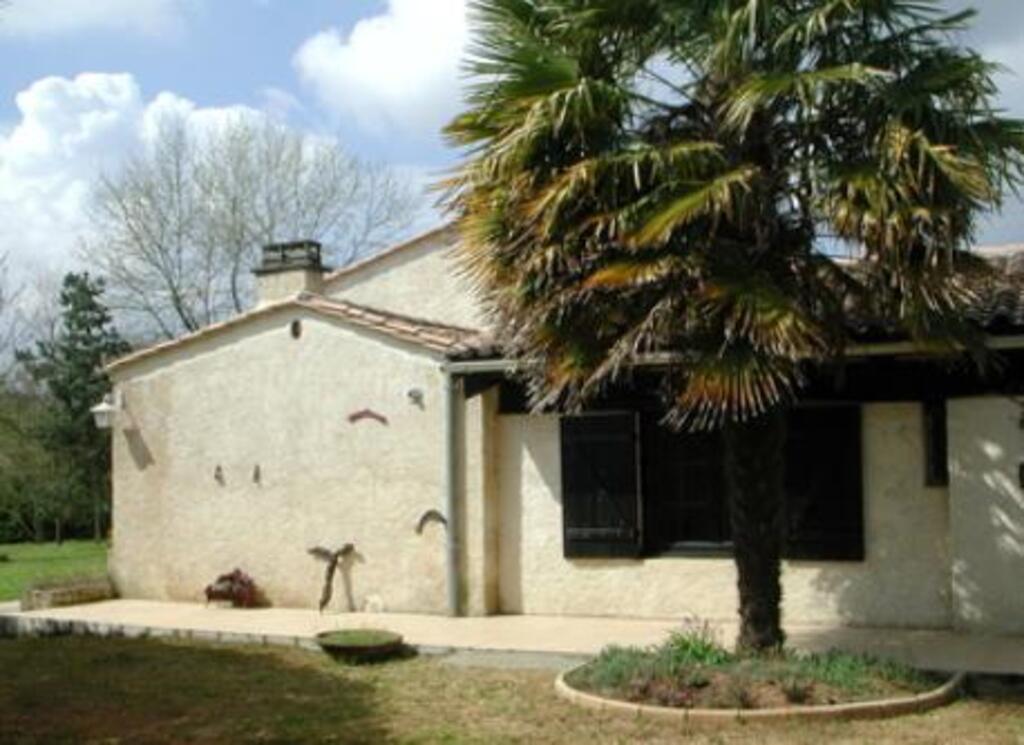Terrasse à l'est avec piste de pétanque