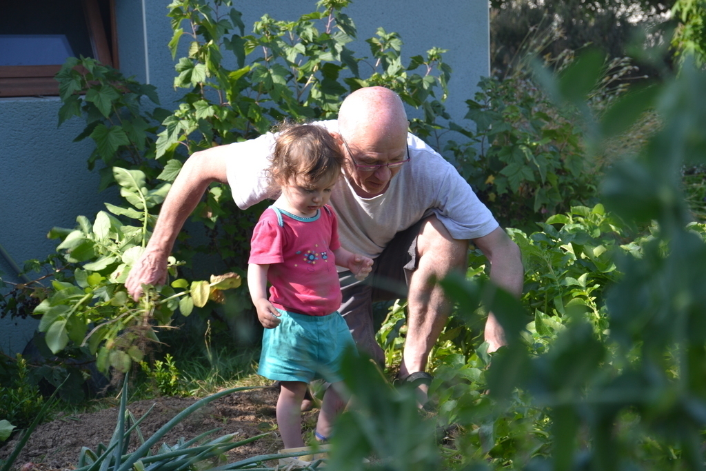 Guy dans le jardin avec Yuna notre petite fille