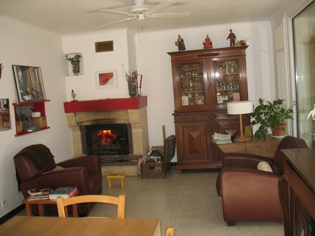 Le coin cheminée dans la salle à manger