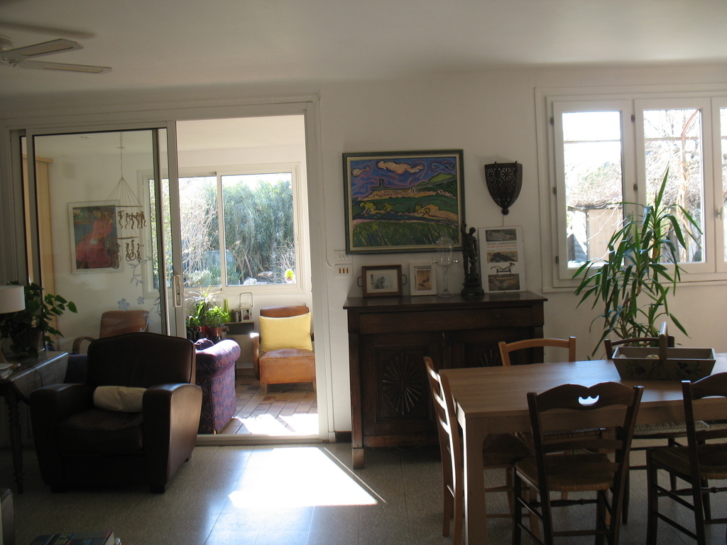 vue de l'entrée sur la salle à manger et la véranda