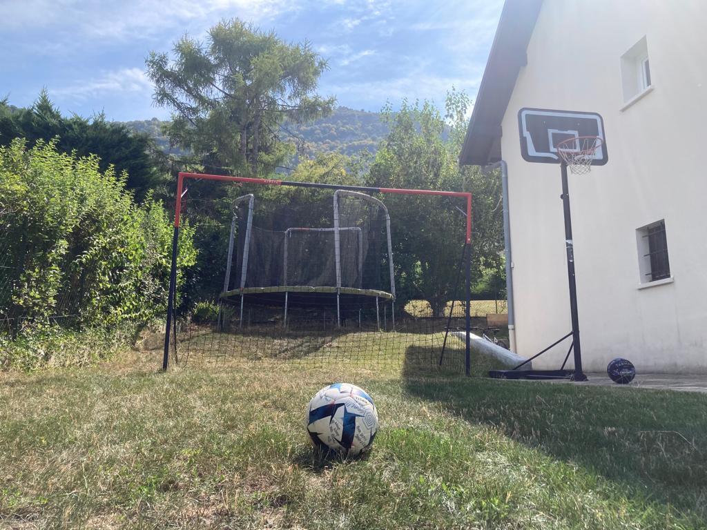 extérieur côté nord (trampoline, cage de foot)