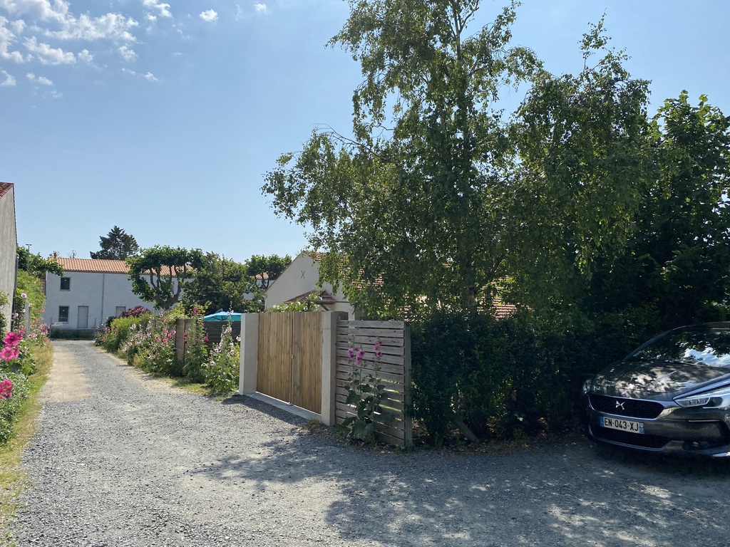 Portail et place réservée pour le véhicule