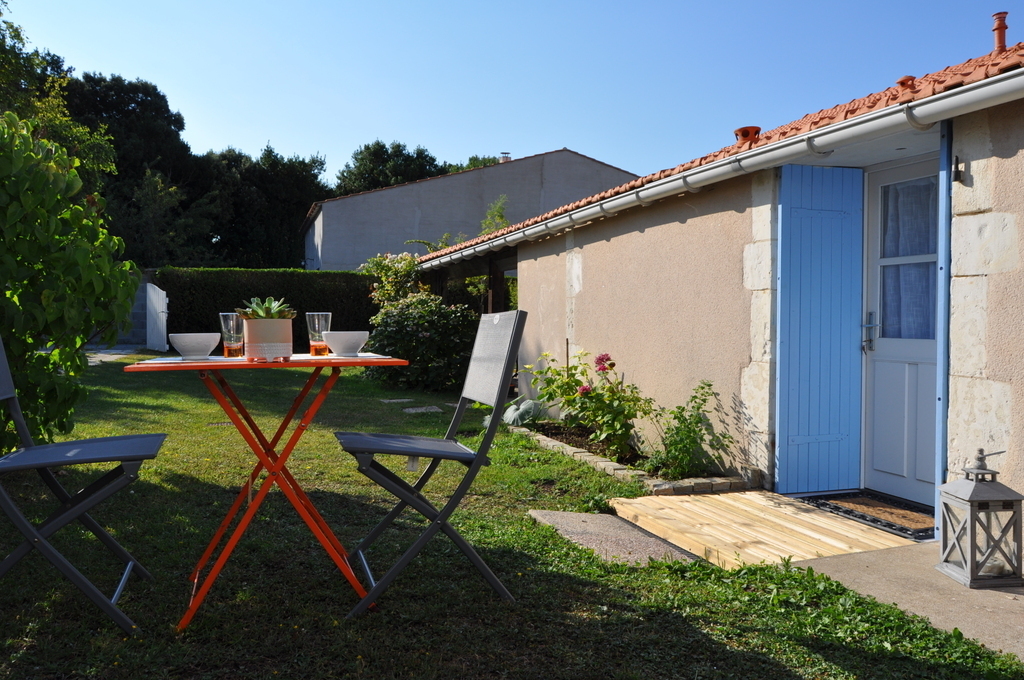 L'entrée du studio derrière la maison