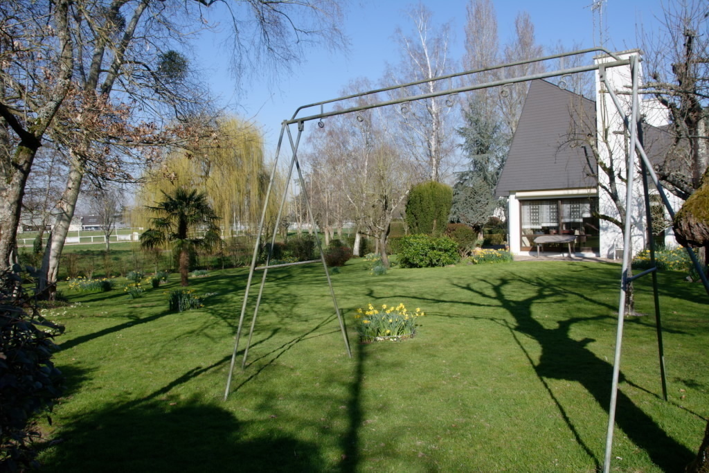 La maison vue du jardin