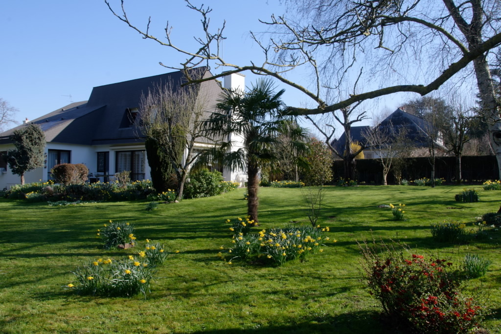 La maison vue du jardin