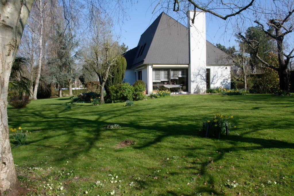 La maison vue du jardin