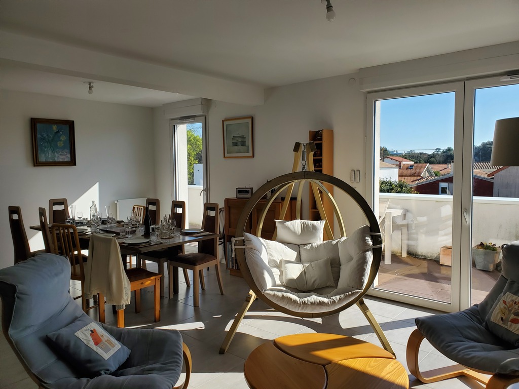 Living room with a lot of sun til 2 p.m.