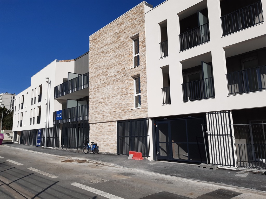 Flat with three bedrooms in a small building, in a quiet street