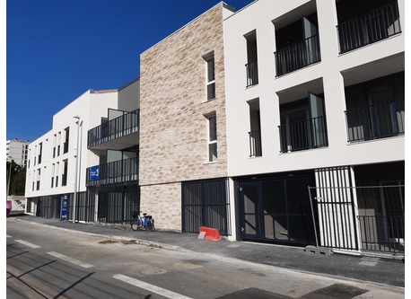 Flat with three bedrooms in a small building, in a quiet street