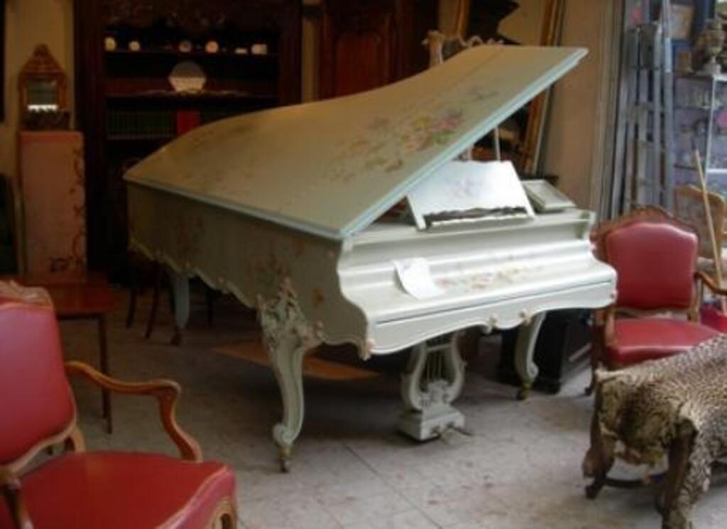 Flea Market, Saint-Ouen - 10 mms walk