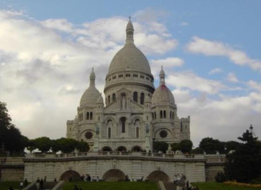 Basilique du Sacré-Coeur, Montmartre, Paris - 20 mns walk