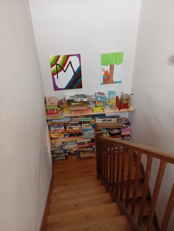 Escaliers avec coin jeux de société / Staircase with board games