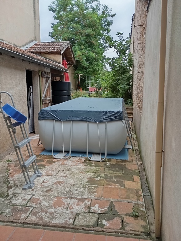 Terrasse avec la piscine (en été) / terrasse with swimming pool (in summer)