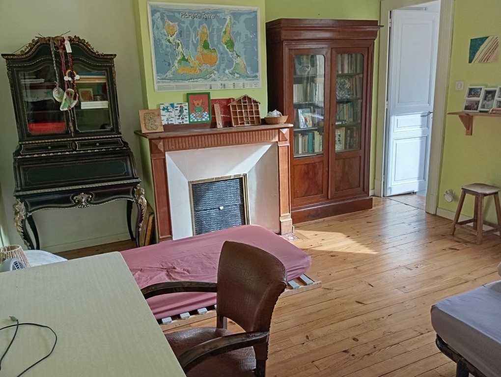 Chambre n°1 avec coin bureau / Bedroom n°1 with desk corner