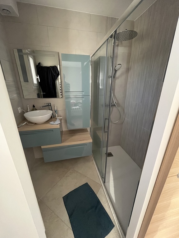 Shower room in bedroom1