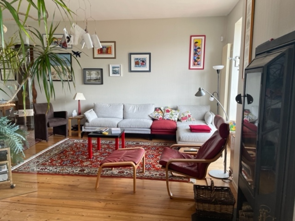 salon, vue sur le jardin et les thermes romains